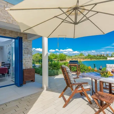 펜션 Ferienhaus In Privlaka Mit Kleinem Pool Und Panoramablick *
